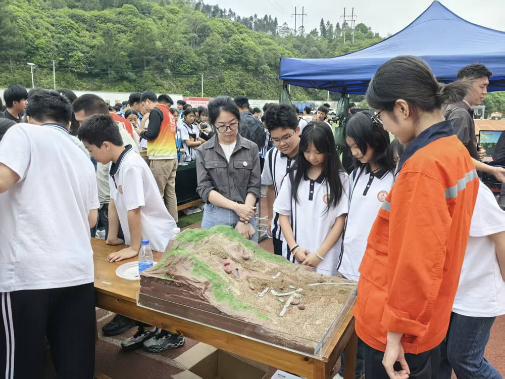 广西地质学会科普志愿者与学生现场互动